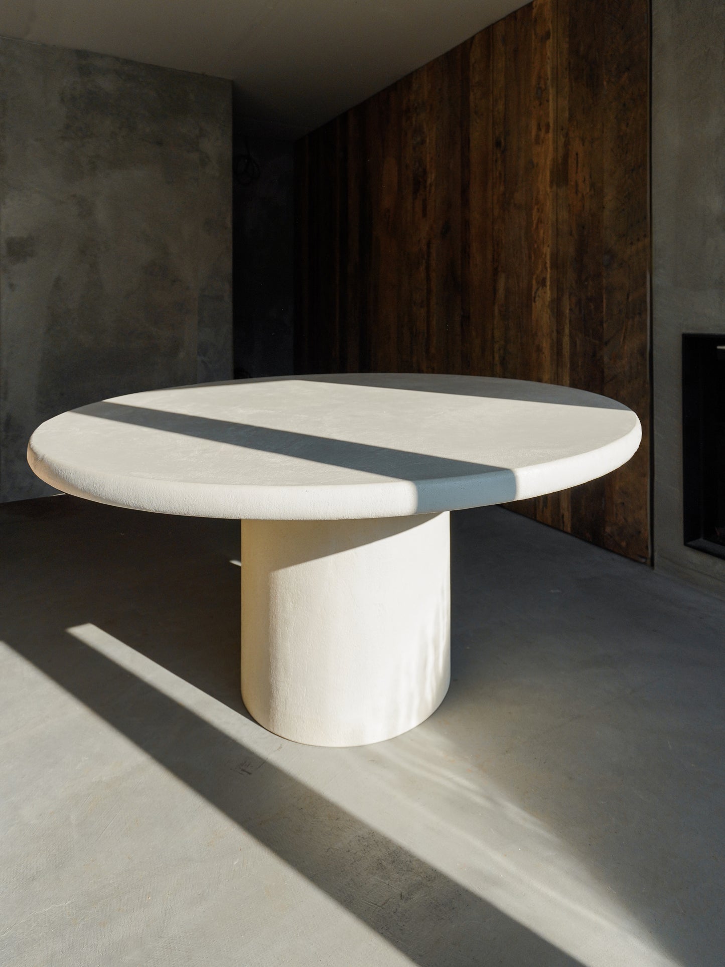 Round dining table