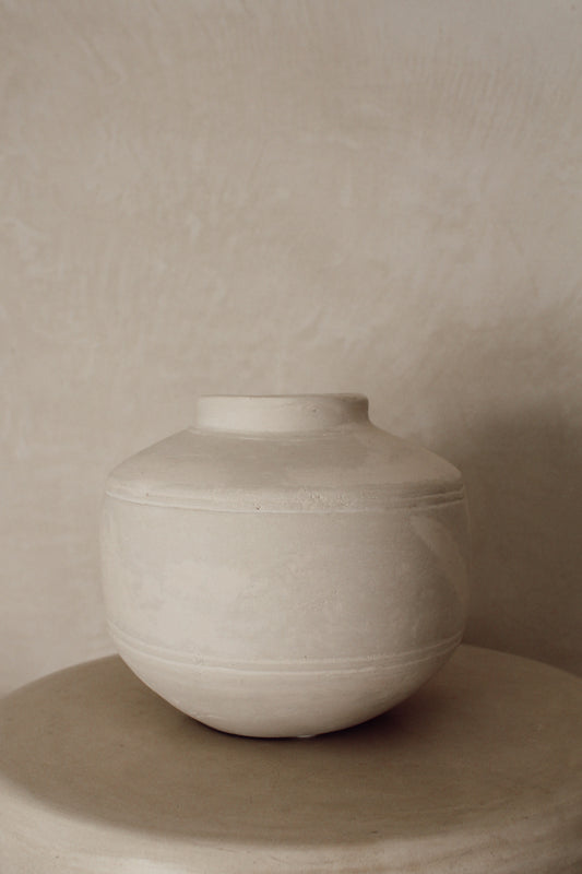 Decorative chalk round vase
